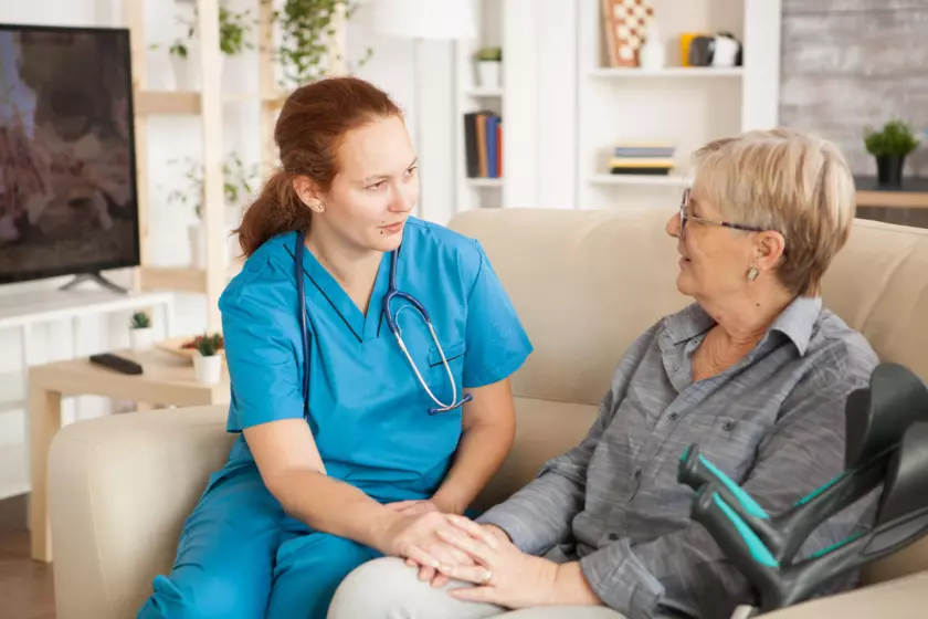 Infirmière auprès d'une patiente atteinte de maladie chronique